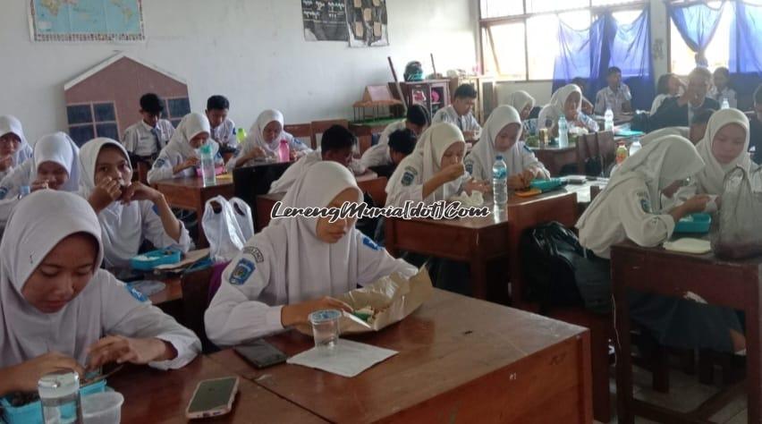 Siswa sedang menikmati menu majan pagi yang dibawa dari rumah