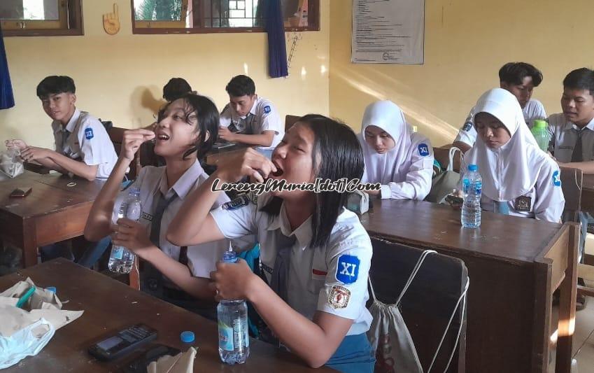 Siswa putri sedang meminum TTD  agar tidak terjangkit anemia