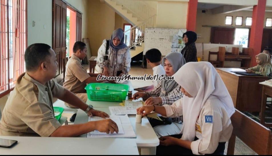 Panitia PPDB KKO sedang melayani pendaftar di Auditorium SMAN 3 Pati