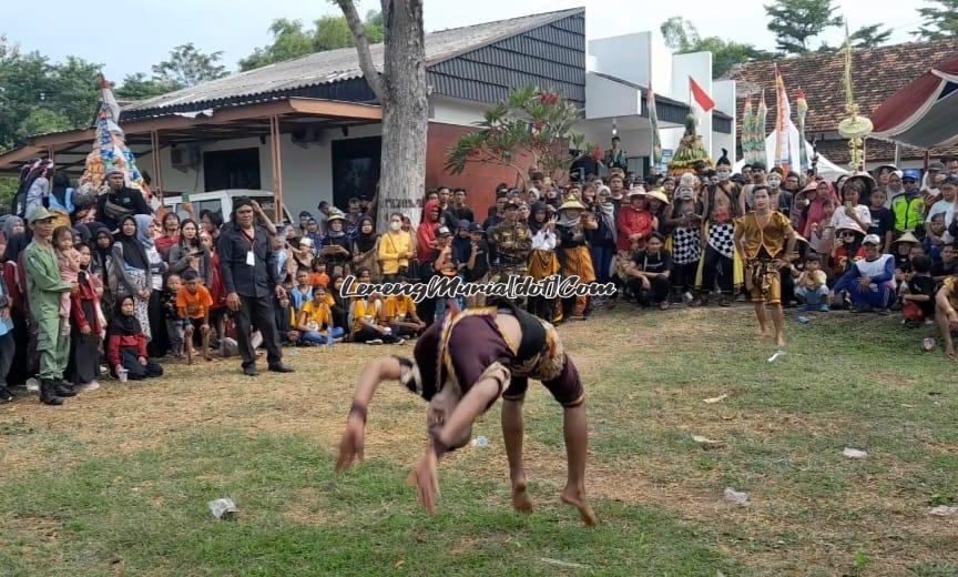 Prajurit seniman kethoprak sedang melakukan atraksi salto di depan Balai Desa Sukoharjo seusai Kirab Budaya