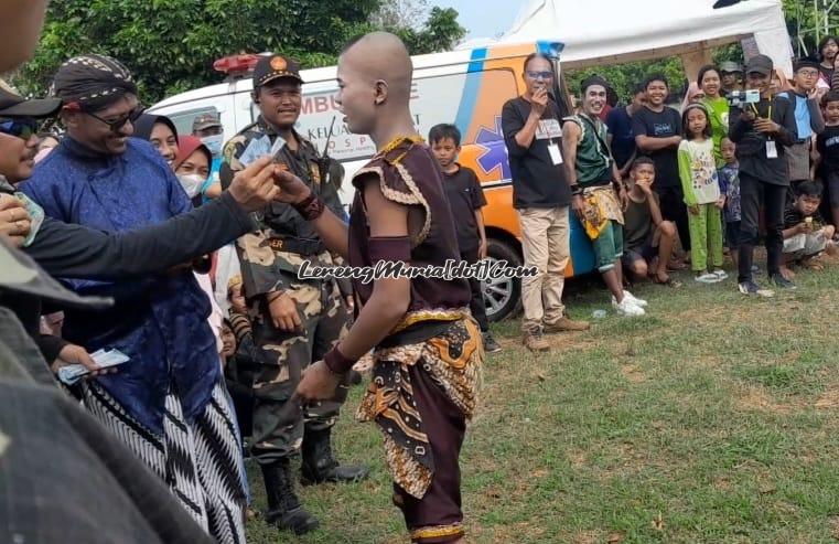 Perajurit kethoprak mendapat _saweran_  dari penonton Kirab Budaya Desa Sukoharjo Pati