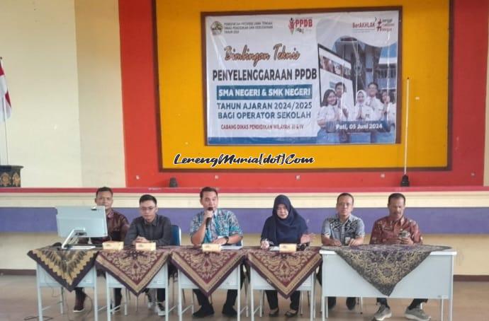 Kepala Cabdin III Jawa Tengah Deyas Yani Rahmawan (3 dari kiri) ketika memberikan sambutan dalam Bimtek Penyelenggaraan PPDB SMA Negeri dan SMK Negeri di Auditorium SMAN 3 Pati