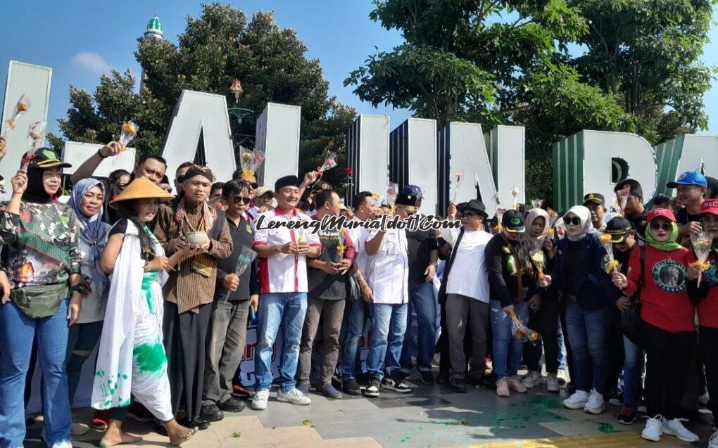 Aliansi Masyarakat Pati Cinta Damai sedang menggelar Aksi Pati Cinta Damai di Alun-Alun Simpang Lima Kota Pati