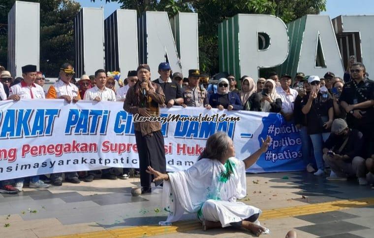 _Standing art_ yang digelar oleh seniman Pati dalam Aksi Pati Cinta Damai