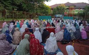 Pelaksanaan khutbah Idul Adha di Lapangan Tenis SMAN 3 Pati yang diikuti siswa muslim kelas XI dan guru/karyawan