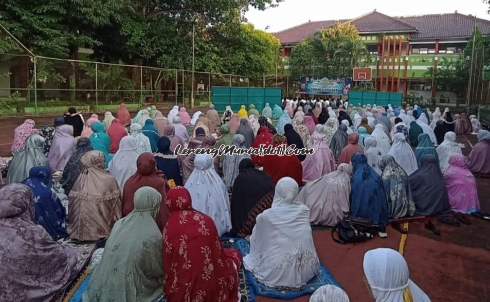 Pelaksanaan khutbah Idul Adha di Lapangan Tenis SMAN 3 Pati yang diikuti siswa muslim kelas XI dan guru/karyawan