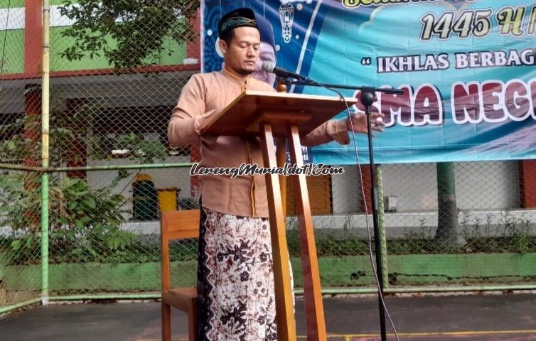 Khaeroni, S.Pd.I. yang bertugas sebagai khotib dalam perayaan Idul Adha SMAN 3 Pati