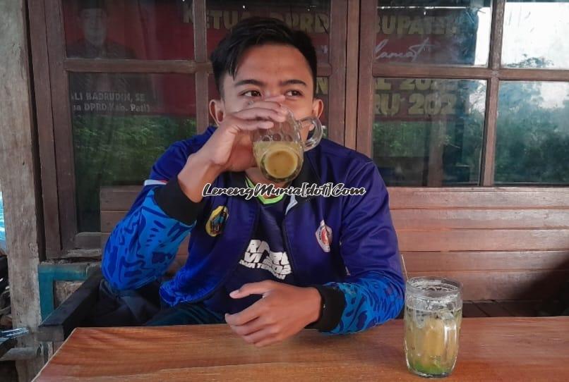 Wartawan Muhammad Lintang sedang menikmati minuman dawet hangat di warung Bu Rusmini di pagi hari