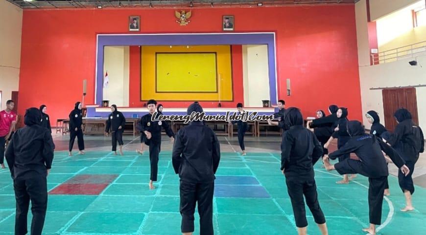 Atlet pencak silat Popda Pati dan Jepara sedang melakukan peregangan bersama sebelum uji coba