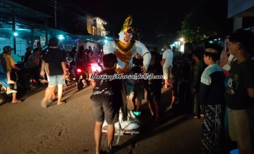 Replika wayang orang tokoh Hanoman diarak dalam takbir keliling Idul Adha Dukuh Ngembes Gembong