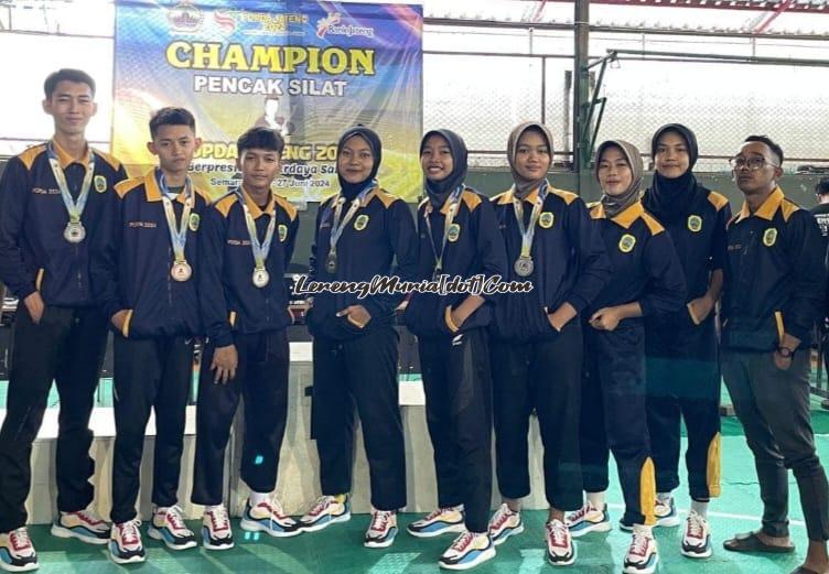 Pesilat SH Terate Cabang Pati yang berhasil memperoleh medali dalam Popda Jateng, Donni Pujo (2 dari kiri), Mia Rahmawati (4 dari kiri), Septyana Cahya (5 dari kiri) dan Anggi Riviyani (6 dari kiri)