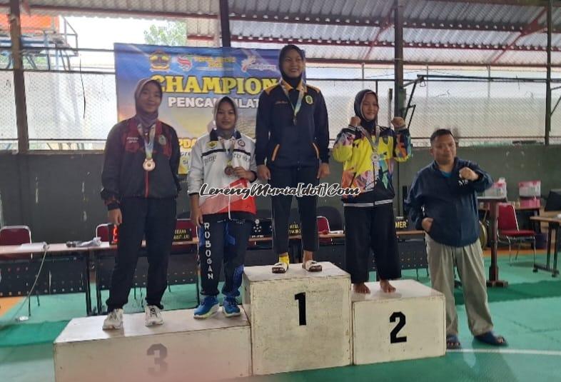 Pesilat SH Terate Cabang Pati Mia Rahmawati (3 dari kiri) meraih medali emas kelas H putri Popda Jateng 2024