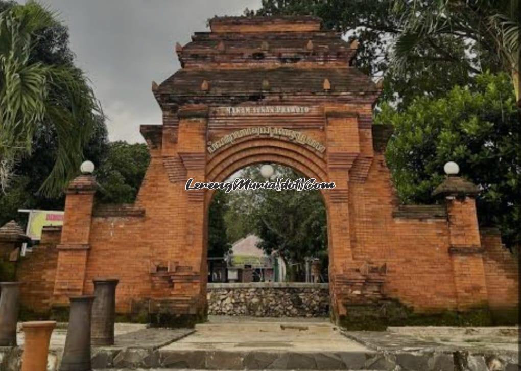 Gerbang makam Sunan Prawoto yang terletak di Desa Prowoto Kecamatan Sukolilo Pati