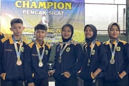 Mia Rahmawati (3 dari kiri) pesilat SMKN 1 Pati yang berhasil meraih medali emas Popda Jateng 2024