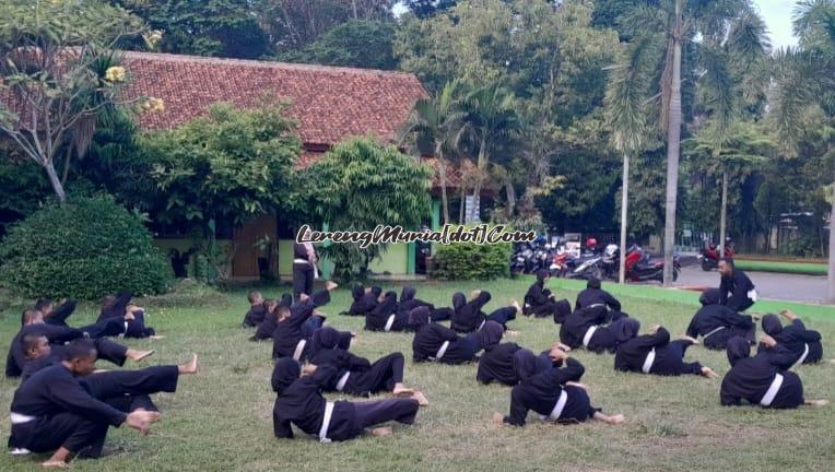 Pesilat sedang latihan gerakan sapuan bawah saat berlatih di SMAN 3 Pati