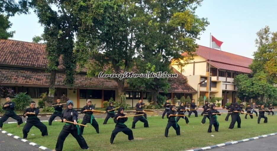 Pesilat sedang berlatih senjata toya di SMKN 2 Pati