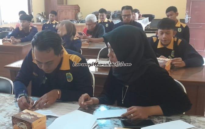 Dinporapar memberikan hadiah kepada atlet yang memperoleh medali di Popda Jateng 2024 setelah berhasil meraih juara umum 3