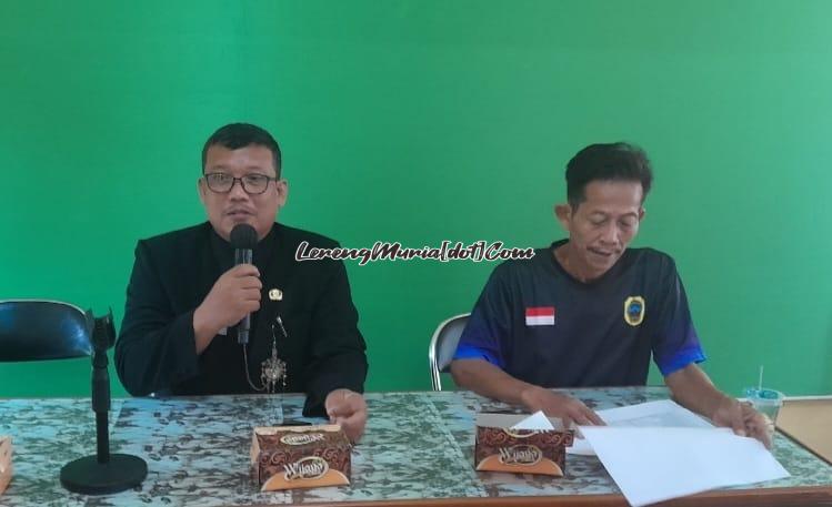 Kardi, S.Pd., M.M. (kiri) selaku Kabid Keolahragaan Dinporapar Pati pada saat memberikan sambutan dalam pemberian hadiah kepada atlet peraih medali Popda Jateng