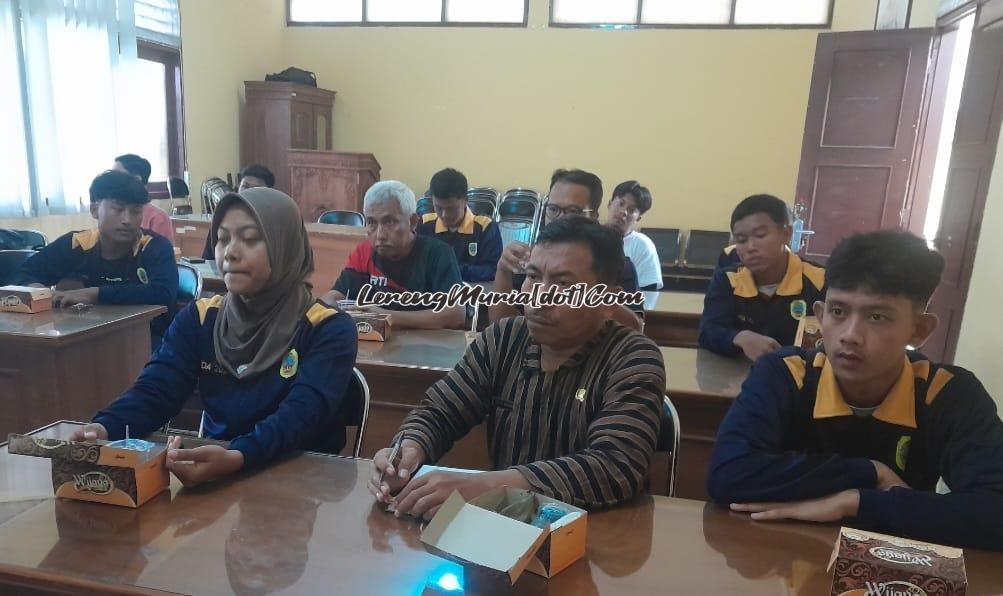 Pelatih dan atlet peraih medali Popda Jateng yang hadir dalam penyerahan hadiah di Aula Dinporapar Pati