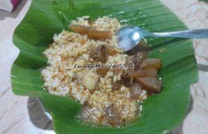 Nasi gandul yang disajikan beralaskan daun pisang dengan lauk kulit sapi