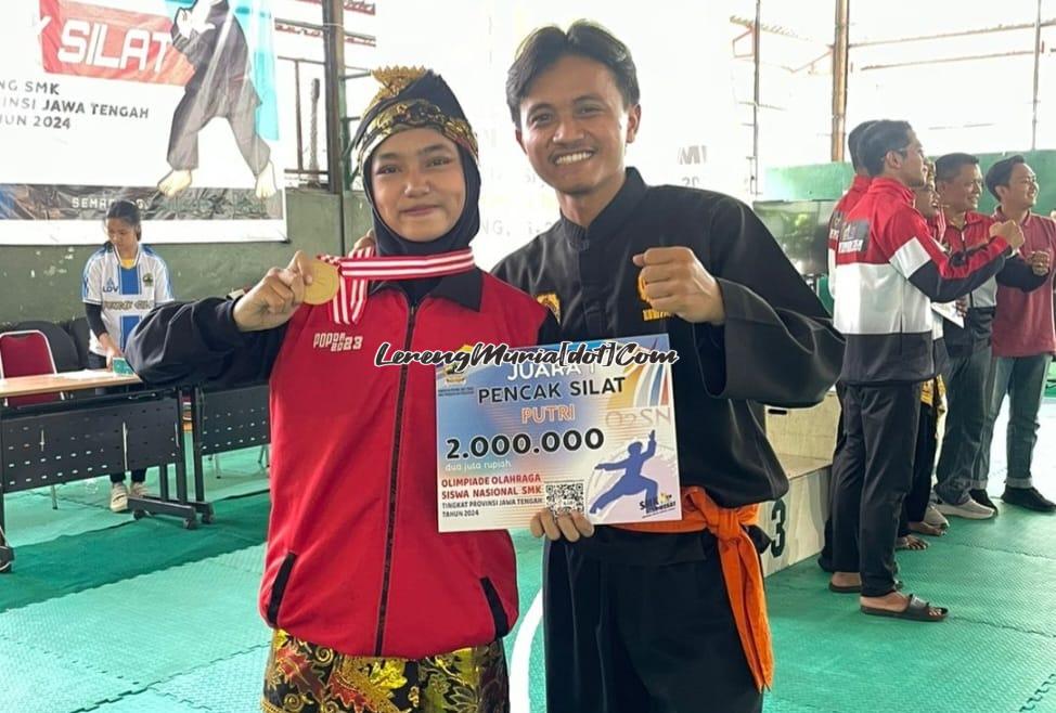 Langit Pratista (kiri) bersama Wisnu Tri Pamungkas (official) setelah penyerahan medali dan hadiah