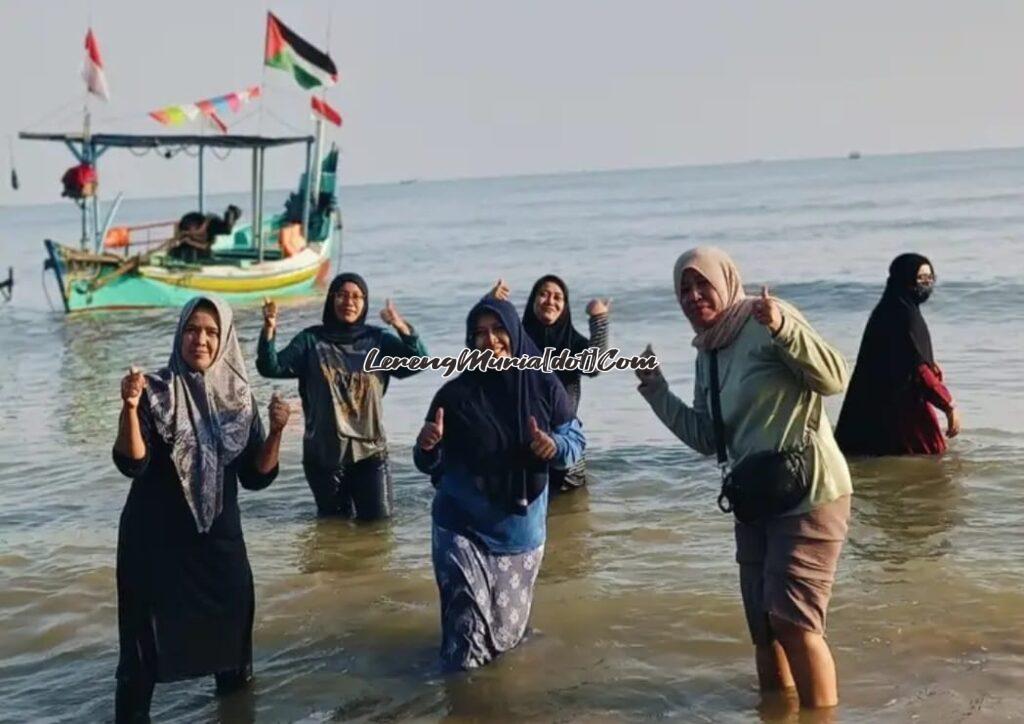 Ibu-ibu warga Perum Rendole Indah Blok I-2 Muktiharjo Pati menyambut mentari pagi di Pantai Karangjahe Rembang