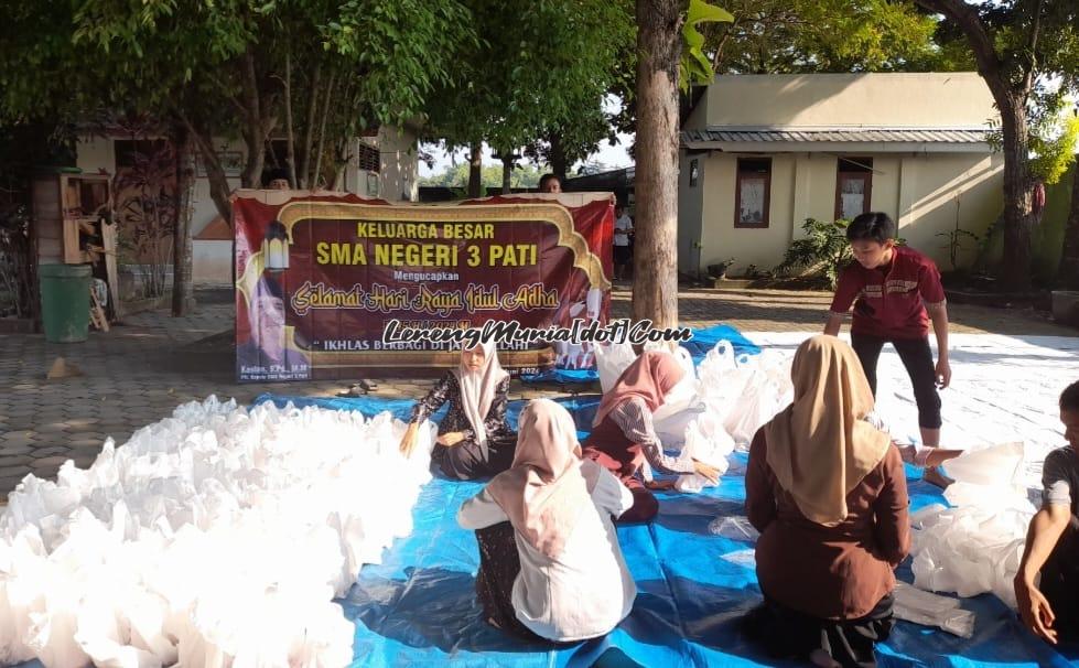 Siswa SMAN 3 Pati sedang menata daging di dalam plastik dalam rangka berlatih mengelola kegiatan