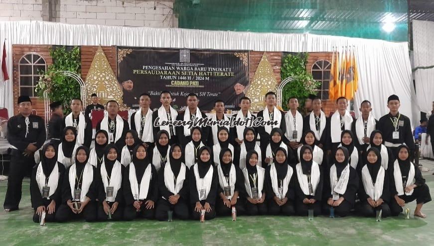 Warga baru SH Terate Komisariat SMAN 3 Pati Cabang Pati angkatan pertama yang berhasil disahkan di GOR Alsus Gabus Pati beberapa waktu yang lalu