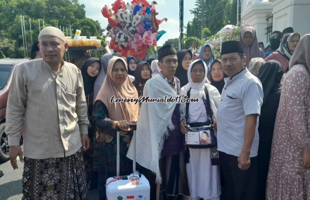 Beberapa calon jamaah haji dari Kabupaten Pati siap berangkat ke Tanah Suci beberapa waktu yang lalu