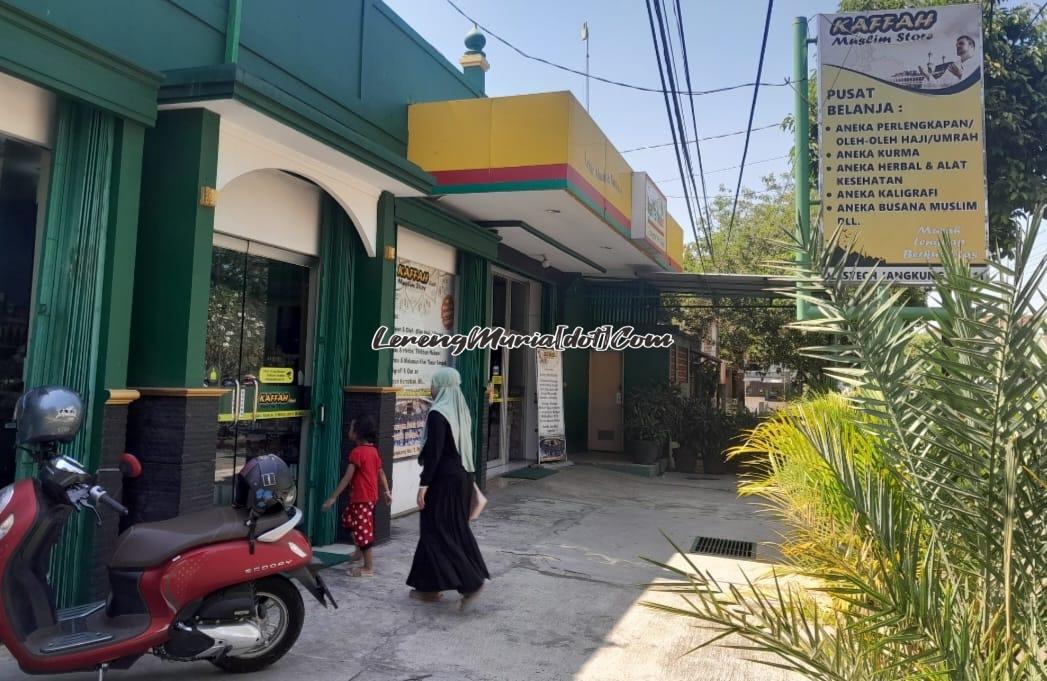 Seorang pengunjung di depan Kaffah Muslem Store di Kota Pati yang menyediakan oleh-oleh haji yang cukup lengkap