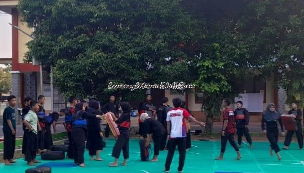 Atlet pelajar SH Terate Kota Pati sedang berlatih mempersiapkan diri dalam Kejuaraan SH Terate Cup VIII Cabang Pati Pusat Madiun