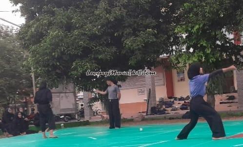 Atlet seni tunggal putri Desika Tiara (kanan) dari SMAN 1 Pati sedang berlatih dengan penuh semangat siap bersaing dengan pesilat lainnya.