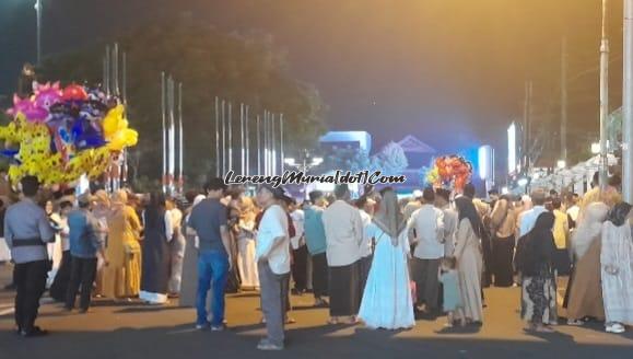 Penjemput jamaah haji sedang menanti keluarganya di depan Pendopo Kabupaten Pati