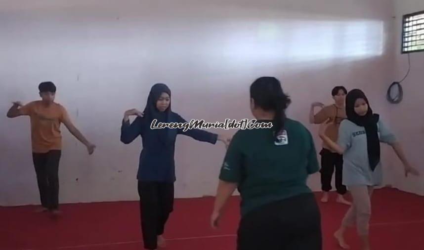 Siswa SMAN 3 Pati berlatih drama Anoman Obong untuk tampil di Gelar Budaya di Kawasan Cagar Budaya Patiayam Kudus