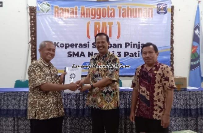 Agus Widhiarso, S.Pd., M.Si. (kiri) mendapat ucapan selamat sebagai ketua koperasi yang baru dari Plt. Kepala SMAN 3 Pati Kaslan, S.Pd. Mat., M.M. (tengah) didampingi Eko Wahono, S.Pd., M.Si. (kanan) ketua koperasi periode sebelumnya