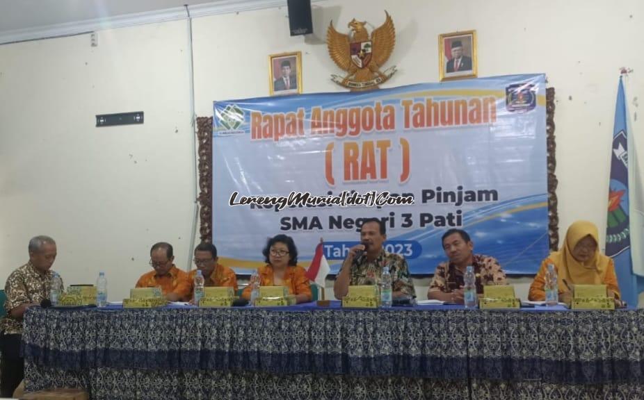 Plt. Kepala SMAN 3 Pati Kaslan, S.Pd., M.M. (5 dari kiri) memberi sambutan pada saat RAT koperasi simpan pinjam SMAN 3 Pati