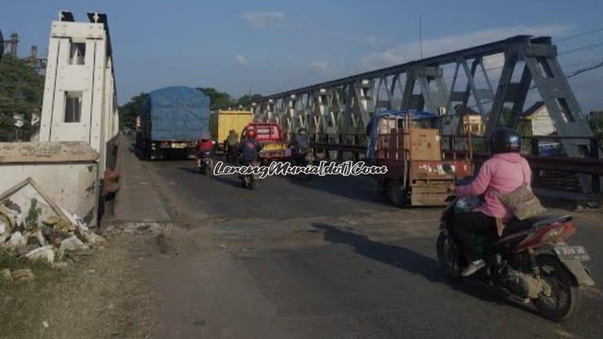 Jembatan Juwana Pati yang sering digunakan sebagai lokasi membuang ayam kuthuk ketika pengantin  lewat (Foto:Joglojateng.com)