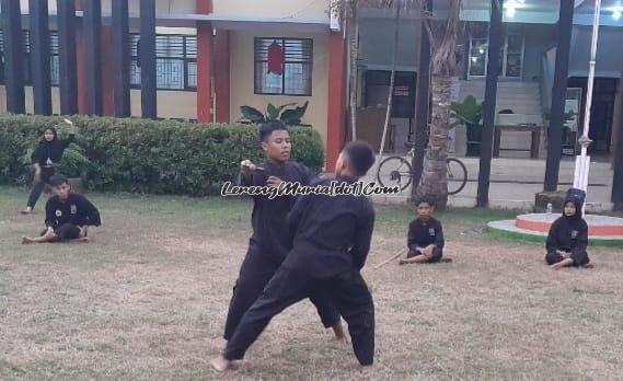 Pesilat SH Terate SMPN 3 Pati sedang latihan jurus ganda untuk mempersiapkan diri tampil di MPLS