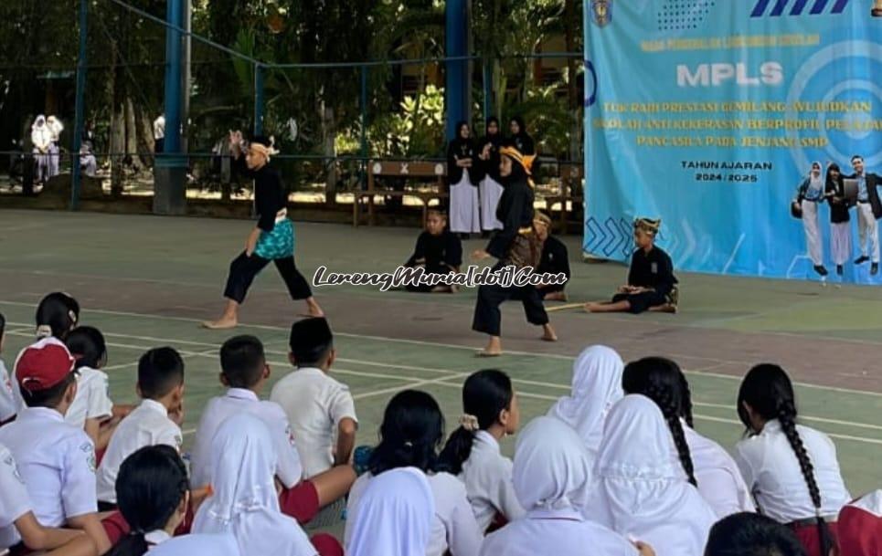 Penampilan jurus tangan kosong oleh Fahmi Wildan (kiri) dan Atikah Zahra (kanan) dalam MPLS SMPN 3 Pati