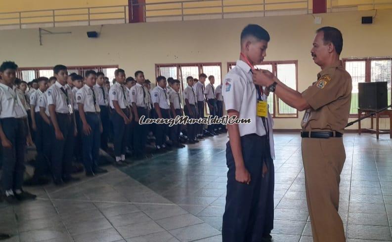 Plt. Kepala SMAN 3 Pati Kaslan, S.Pd. Mat., M.M. mengalungkan tanda peserta kepada perwakilan CPD