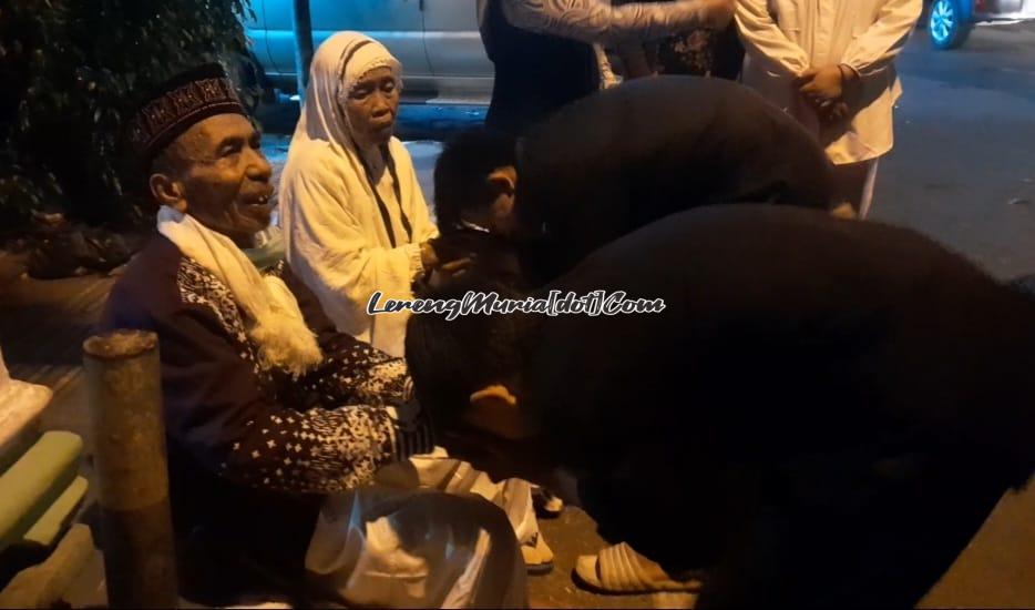 Cucu dari Bapak Darto-Ibu Warsi sedang menyambut kedatangan kakek neneknya yang pulang dari ibadah haji dalam bentuk salaman cium tangan