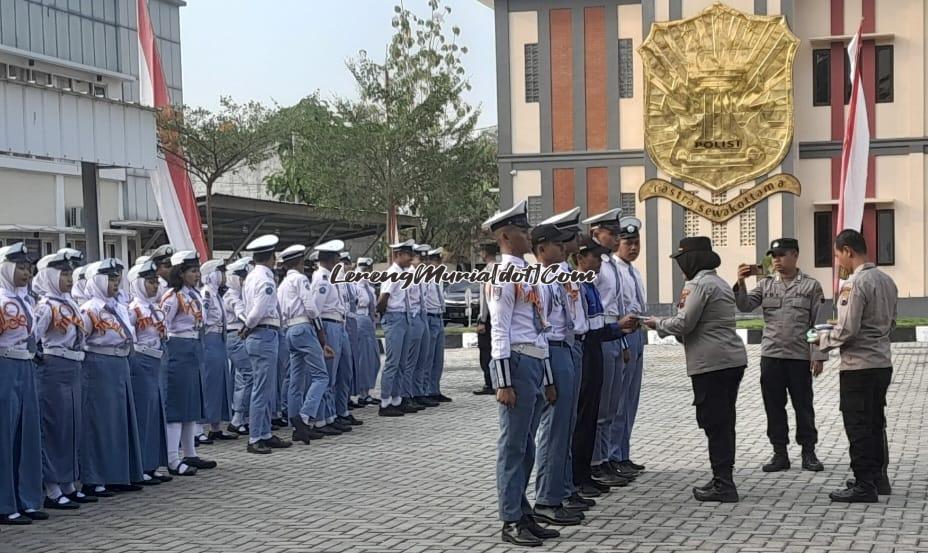 Pembagian pin dan buku saku kepada perwakilan PKS