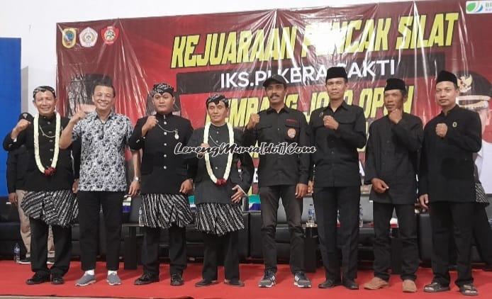 Ketua Umum IKS PI Kera Sakti Pusat Madiun Drs. H. Bambang Sunarja, M.A. (4 dari kiri) foto bersama dengan Ketua Cabang Perguruan Pencak Silat Kabupaten Pati dan tamu undangan lainnya