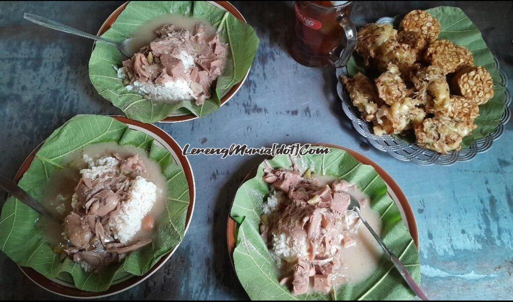 Nasi tewel khas Tambakromo Pati dengan cirinya beralas daun jati yang dilengkapi tempe goreng dan bakwan (pia-pia)