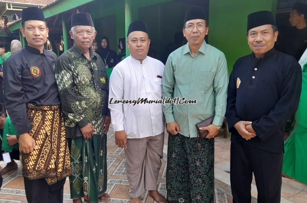 K.H. Yusuf Hasyim, M.Si. (2 dari kanan) bersama tamu undangan lainnya dalam acara pengesahan pelatih baru Pagar Nusa Cabang Pati