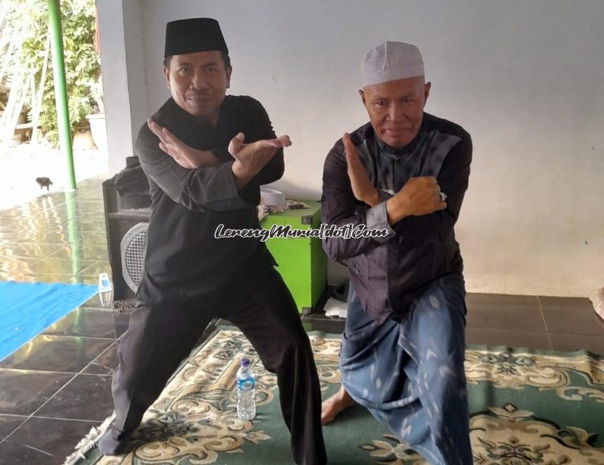 K.H. Zuhri (kanan) salah satu legenda hidup IPSI Kabupaten Pati dan Eko Wahono (kiri) Wakil Ketua IPSI Pati sedang memperagakan pasang pencak silat di Ponpes Riyadhus Solihin Trangkil Pati