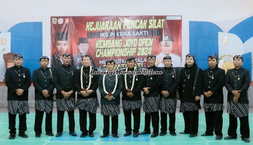 Ketua Umum IKS PI Kera Sakti Pusat Madiun Drs. H. Bambang Sunarja, M.A. (5 dari kiri) foto bersama dengan segenap Pengurus Cabang Pati