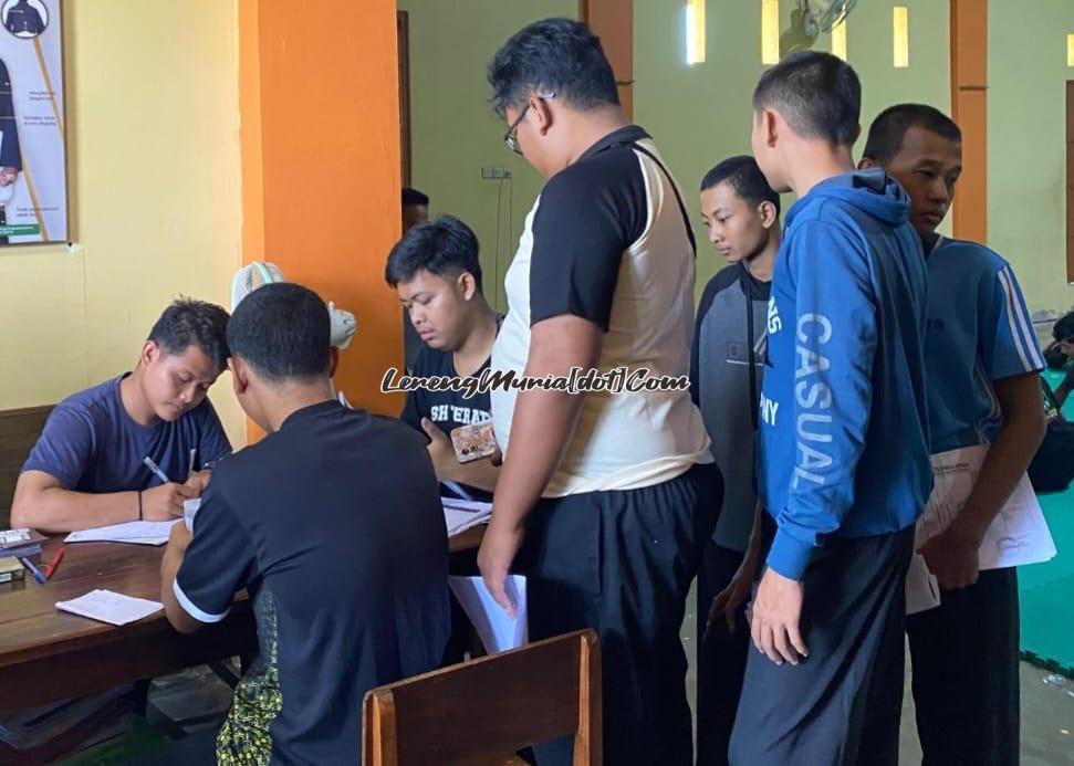 Official kontingan sedang melakukan registrasi untuk melengkapi persyaratan atlet SH Terate Cup VIII