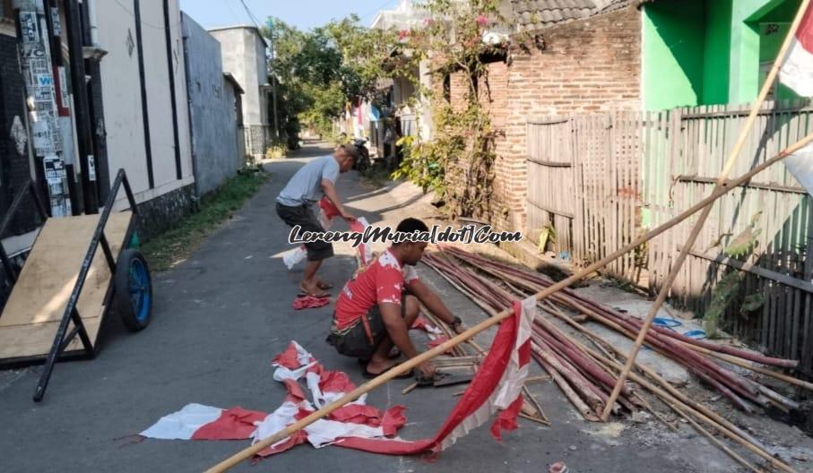 Warga Blok I-2 Perum Rendole Indah Muktiharjo Pati sedang kerja bakti mempersiapkan umbul-umbul untuk menyambut HUT Kemerdekaan RI ke 79