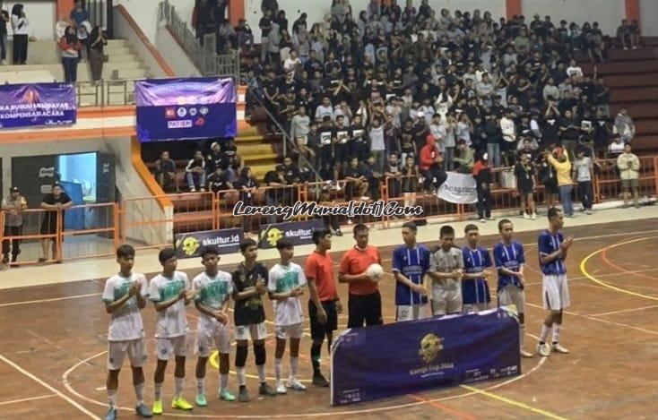 Tim futsal SMAN 3 Pati (jersey putih) bersiap menghadapi tim SMK Tunas Harapan Pati (jersey biru) di babak final Kompi Cup 2024